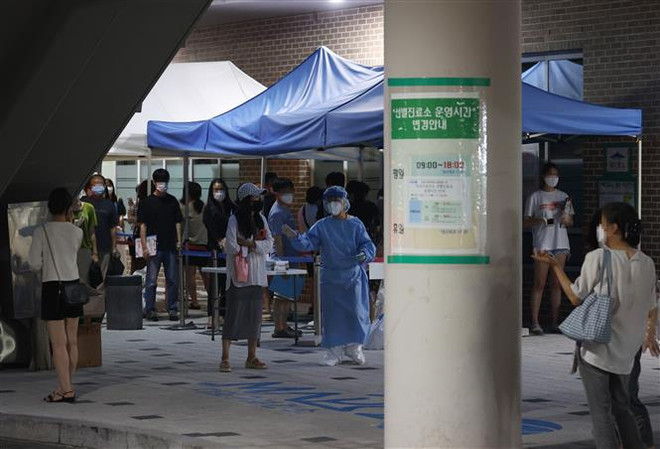 Người dân xếp hàng chờ xét nghiệm COVID-19 tại Seoul, Hàn Quốc, ngày 6/7/2021. (Nguồn: Yonhap/TTXVN) Hàn Quốc thực hiện quy định giãn cách xã hội mức cao nhất ở Seoul ảnh 1
