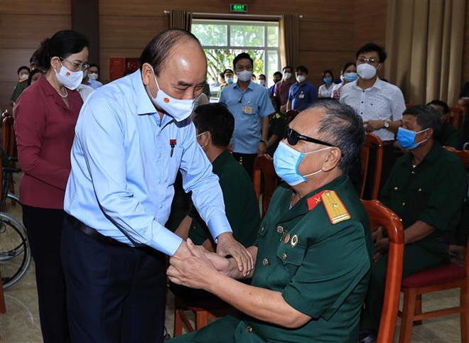 Chủ tịch nước Nguyễn Xuân Phúc đến thăm, tặng quà cho thương binh, bệnh binh tại Trung tâm nuôi dưỡng thương bệnh binh nặng và điều dưỡng người có công tỉnh Hà Nam, thuộc xã Liêm Cần, huyện Thanh Liêm, tỉnh Hà Nam. (Ảnh: Thống Nhất/TTXVN) Chủ tịch nước thăm, tặng quà thương binh, gia đình liệt sỹ tại Hà Nam ảnh 2