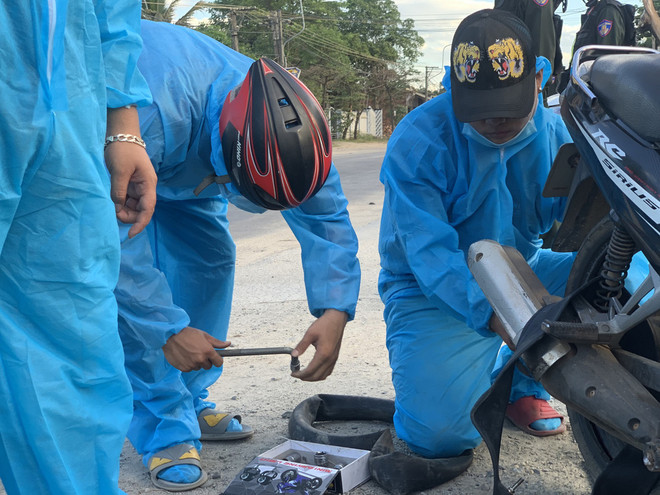 Ấm lòng tuổi trẻ Đà Nẵng bám chốt hỗ trợ người dân về quê tránh dịch ảnh 1