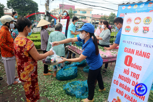 Người dân trên địa bàn thị trấn Tân Hiệp, huyện Châu Thành nhận quà hỗ trợ từ Gian hàng 0 đồng. (Nguồn: tiengiang.gov.vn) Tiền Giang hỗ trợ người lao động bị mất việc làm do dịch COVID-19 ảnh 1