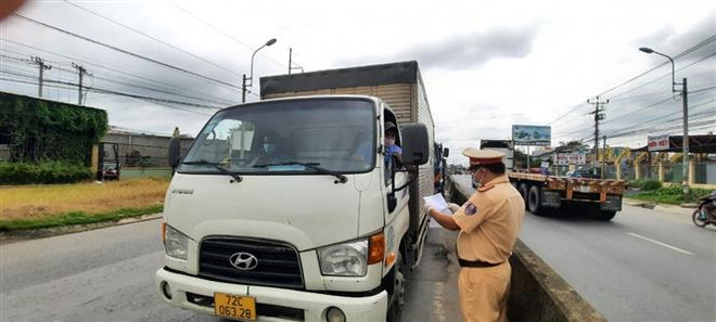 Chặn một lái xe dương tính với ma túy, cố tình vượt chốt kiểm dịch ảnh 1