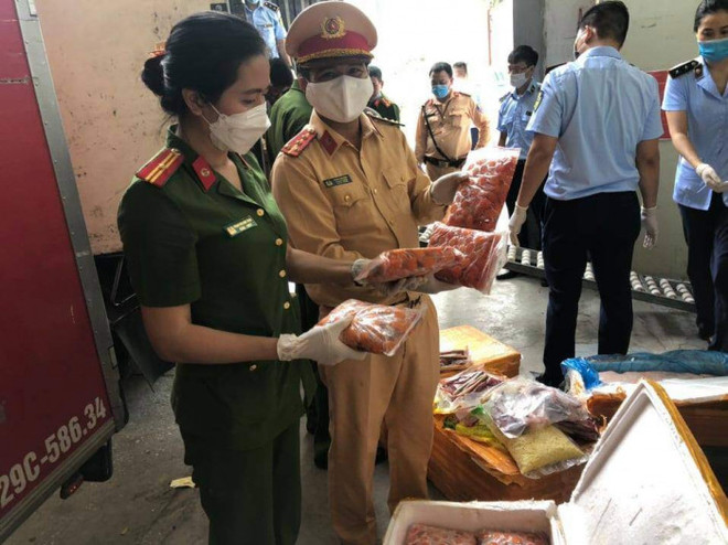 Phát hiện 10 tấn thực phẩm đông lạnh, bốc mùi hôi thối trên cao tốc ảnh 1