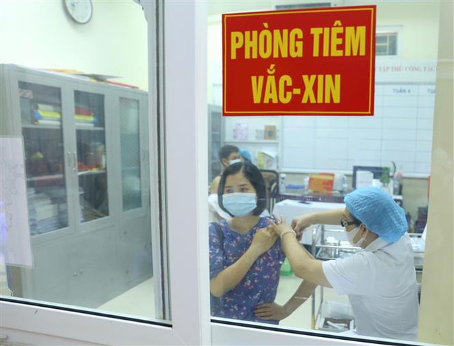 Tiêm vaccine ngừa COVID-19. (Ảnh: Hoàng Hiếu/TTXVN) Thành phố Hồ Chí Minh đã có 3 triệu liều vaccine phòng COVID-19 ảnh 1