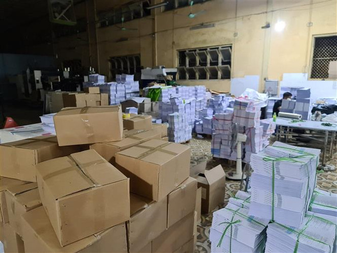 Vụ sách giáo khoa giả tại Hà Nội: Khởi tố 3 cán bộ quản lý thị trường ảnh 2