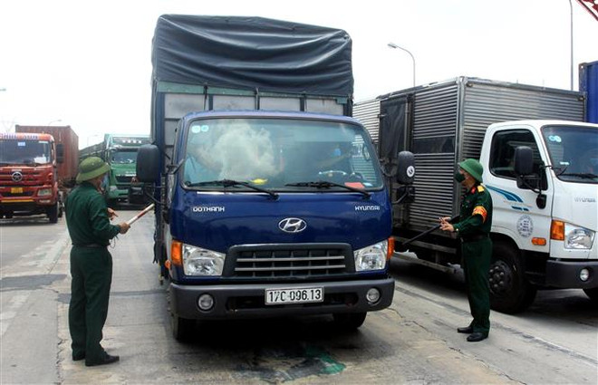Chốt kiểm soát dịch COVID-19 tại cầu Tân Đệ, huyện Vũ Thư, tỉnh Thái Bình. (Ảnh: Thế Duyệt/TTXVN) Siết chặt quản lý người và phương tiện ra vào địa phương có dịch ảnh 2