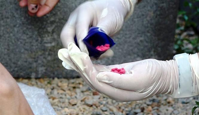 Quảng Bình: Bắt đối tượng tàng trữ trái phép gần 1.000 viên ma túy ảnh 1