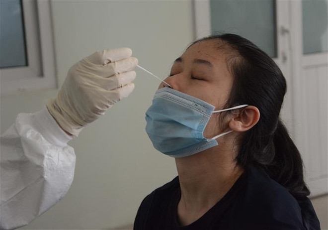 Lấy mẫu xét nghiệm COVID-19 cho người dân Đà Nẵng. (Ảnh: Văn Dũng/TTXVN) Đà Nẵng sớm xây dựng bệnh viện dã chiến tại khu ký túc xá phía Tây ảnh 1