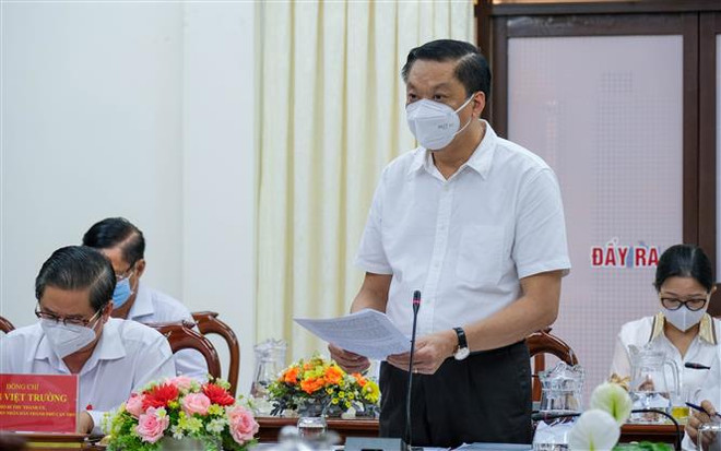 Phó Chủ tịch Thường trực Ủy ban Nhân dân thành phố Cần Thơ Dương Tấn Hiển báo cáo với đoàn công tác. (Ảnh: TTXVN phát) 'Muốn giảm lây nhiễm thì phải vừa giãn cách, vừa xét nghiệm nhanh' ảnh 2