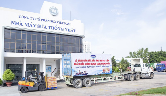 Lô sữa đặc Ông Thọ đầu tiên được xuất khẩu đi Trung Quốc thành công trong bối cảnh giãn cách xã hội cho thấy sự nỗ lực lớn của doanh nghiệp. (Nguồn: Vietnam+) Doanh thu nội địa và xuất khẩu của Vinamilk đều tăng trưởng cao ảnh 2