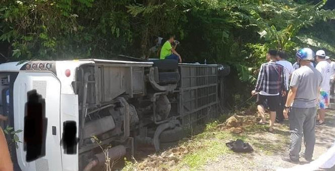 Quảng Bình: Xe chở khách lao xuống vực, ít nhất 8 người tử vong ảnh 1