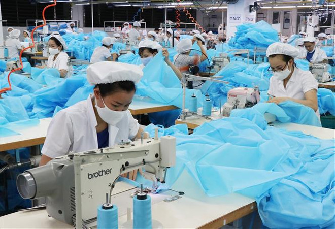 Sản xuất hàng dệt may xuất khẩu. (Ảnh: Hoàng Nguyên/TTXVN) Bộ Ngoại giao Mỹ đề cao hợp tác thương mại song phương với Việt Nam ảnh 1