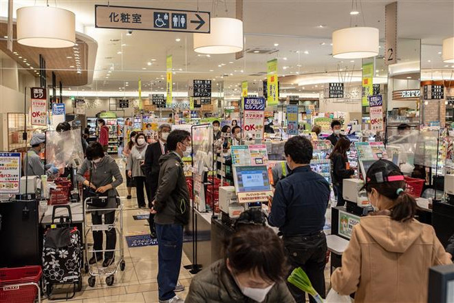 Người dân mua sắm tại một siêu thị ở Tokyo, Nhật Bản ngày 23/4/2020. (Nguồn: AFP/TTXVN) Chính phủ Nhật Bản hạ dự báo về triển vọng kinh tế trong tài khóa 2020 ảnh 1
