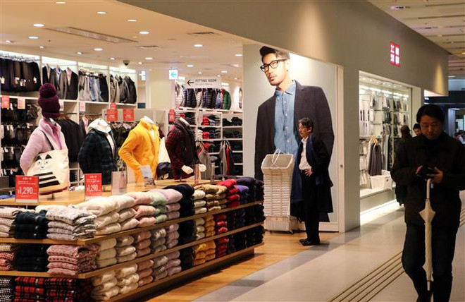 Lợi nhuận của tập đoàn sở hữu thương hiệu Uniqlo giảm mạnh ảnh 1