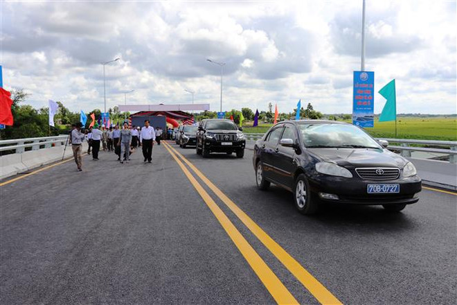 Thông xe cây cầu bắc qua sông Vàm Cỏ Đông nối 2 xã biên giới Tây Ninh ảnh 1