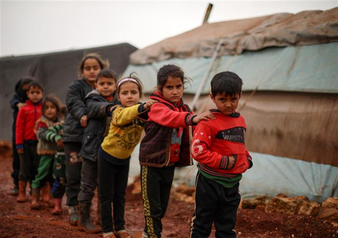 Trẻ em tại một trại tị nạn ở tỉnh Idlib, Syria. (Nguồn: AFP/TTXVN) UNICEF: COVID-19 làm trầm trọng thêm cuộc khủng hoảng chăm sóc trẻ em ảnh 1