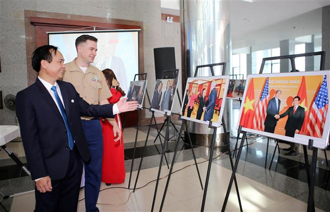 Triển lãm ảnh kỷ niệm 25 năm quan hệ ngoại giao Việt Nam-Hoa Kỳ ảnh 1