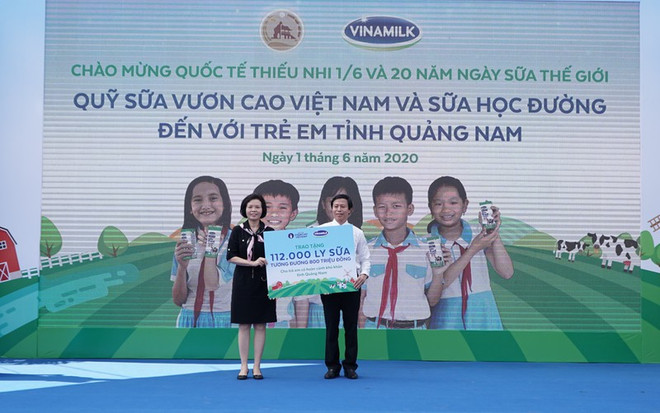 Quỹ sữa Vươn cao Việt Nam được tổ chức tại Quảng Nam vào ngày Quốc tế thiếu nhi, mang niềm vui đến với trẻ em 6 huyện miền núi của Tỉnh. (Nguồn: Vietnam+) Doanh thu nội địa và xuất khẩu của Vinamilk đều tăng trưởng cao ảnh 6