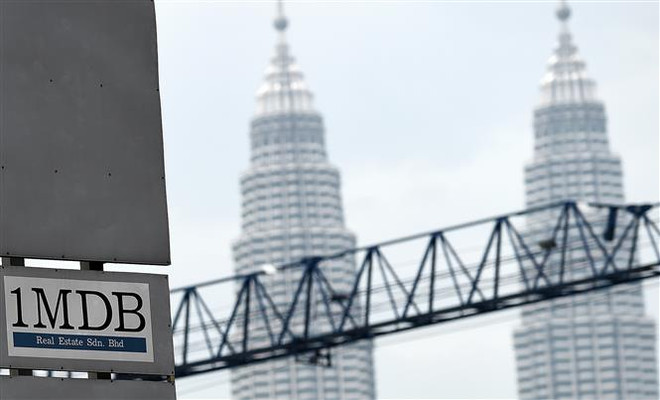 Biển quảng cáo Quỹ đầu tư nhà nước Malaysia (1MDB) bên ngoài một tòa nhà ở Kuala Lumpur, Malaysia, ngày 8/7/2015. (Nguồn: AFP/TTXVN) Goldman Sachs bồi thường cho Malaysia 3,9 tỷ USD liên quan quỹ 1MDB ảnh 1