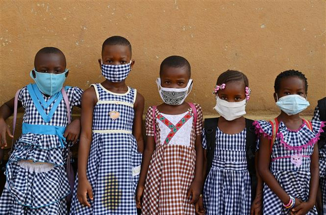 Trẻ em đeo khẩu trang phòng lây nhiễm COVID-19 tại Abidjan, Côte d'Ivoire ngày 25/5/2020. (Nguồn: AFP/TTXVN) Trẻ em dưới 5 tuổi có nguy cơ nhiễm virus SARS-CoV-2 cao hơn ảnh 1
