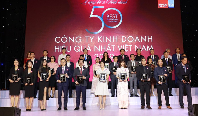 Vinamilk liên tiếp được sự đánh giá cao về hiệu quả kinh doanh và quản trị bởi các tổ chức tài chính uy tín. (Nguồn: Vietnam+) Doanh thu nội địa và xuất khẩu của Vinamilk đều tăng trưởng cao ảnh 5