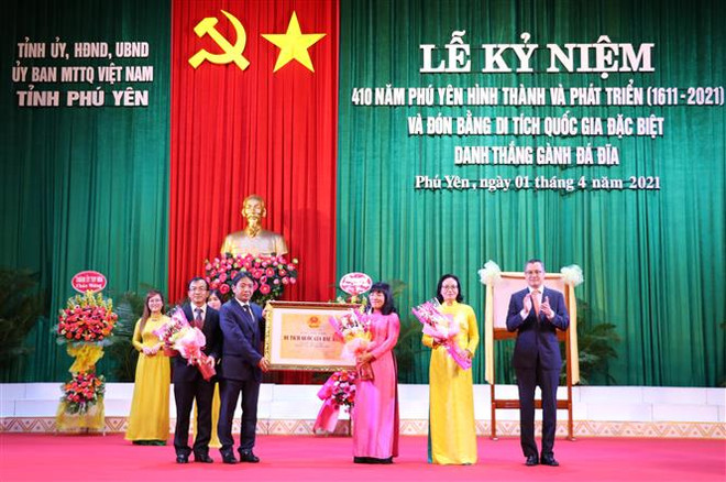 Danh thắng Gành Đá Đĩa đón nhận Bằng Di tích quốc gia đặc biệt ảnh 2