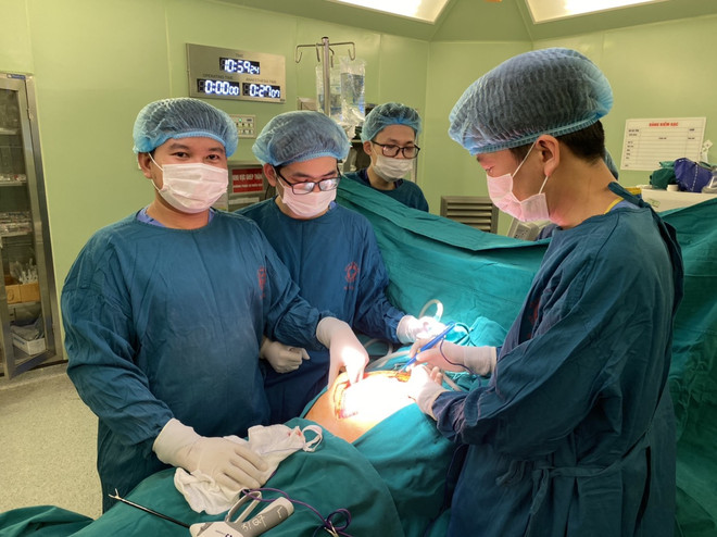 Cắt bỏ khối u nặng 10kg đã xâm lấn thận phải trong ổ bụng nữ bệnh nhân ảnh 1