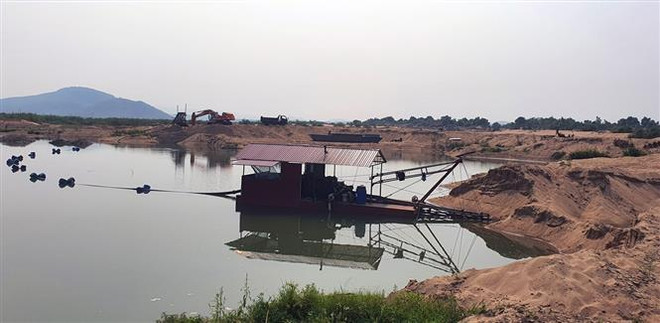 Sau phản ánh của TTXVN, công ty khai thác cát trái phép bị xử phạt ảnh 1