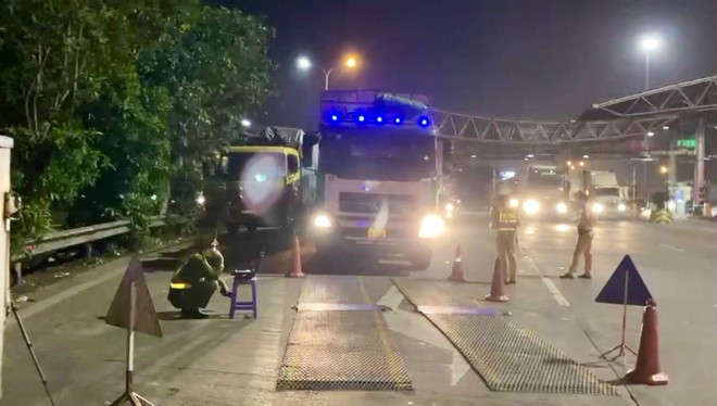 Chở hàng vượt tải trọng 44%, tài xế cố thủ trên xe và bất hợp tác ảnh 1