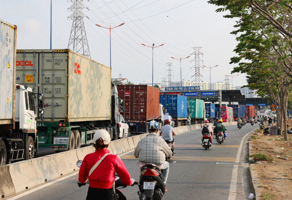 Ngày đầu thu phí BOT Xa lộ Hà Nội, giao thông ùn tắc giờ cao điểm ảnh 1