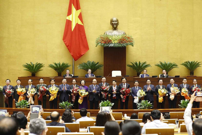 Chủ tịch nước Nguyễn Xuân Phúc, Thủ tướng Chính phủ Phạm Minh Chính, Chủ tịch Quốc hội Vương Đình Huệ và lãnh đạo Đảng, Nhà nước với các Phó Thủ tướng Chính phủ, một số Bộ trưởng và thành viên khác của Chính phủ vừa được Quốc hội phê chuẩn. (Ảnh: Doãn Tấn/TTXVN) 12 bộ trưởng, trưởng ngành được Quốc hội phê chuẩn bổ nhiệm ảnh 1