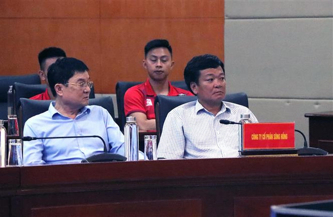 Ông Văn Trần Hoàn, Giám đốc Công ty cổ phần sông Hồng (người thứ nhất từ phải sang). (Ảnh: Hoàng Ngọc/TTXVN) Chuyển giao Câu lạc bộ bóng đá Hải Phòng cho ông Văn Trần Hoàn ảnh 2
