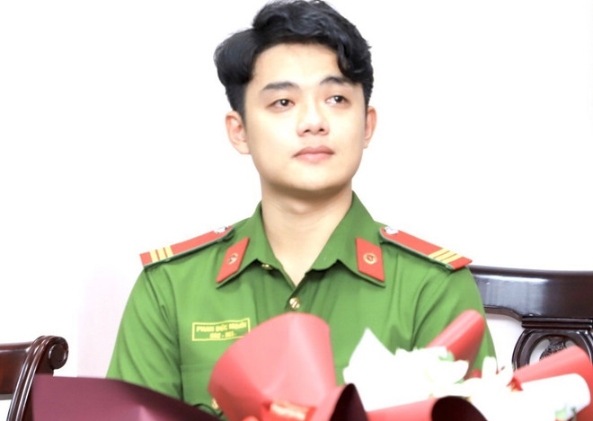 Chiến sỹ Phan Đức Mạnh tại buổi lễ. (Nguồn: TTXVN phát) Chuyển chuyên nghiệp cho chiến sĩ công an bị thương khi làm nhiệm vụ ảnh 1