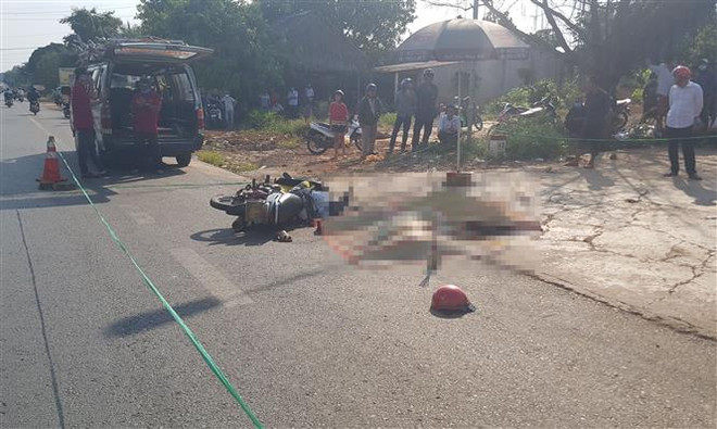 Đâm trực diện vào hông xe tải, 2 người đi xe máy tử vong ảnh 1