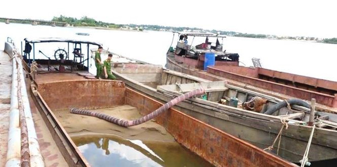 Quảng Bình: Liên tiếp phát hiện tàu, thuyền khai thác cát trái phép ảnh 1