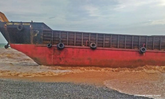 Philippines tìm kiếm thủy thủ mất tích sau khi tàu chở hàng bị mắc cạn ảnh 1