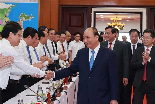 Chủ tịch nước Nguyễn Xuân Phúc với các đại biểu. (Ảnh: Thống Nhất/TTXVN) Chủ tịch nước: Đà Nẵng, Quảng Nam cần tìm ra lĩnh vực mũi nhọn ảnh 2