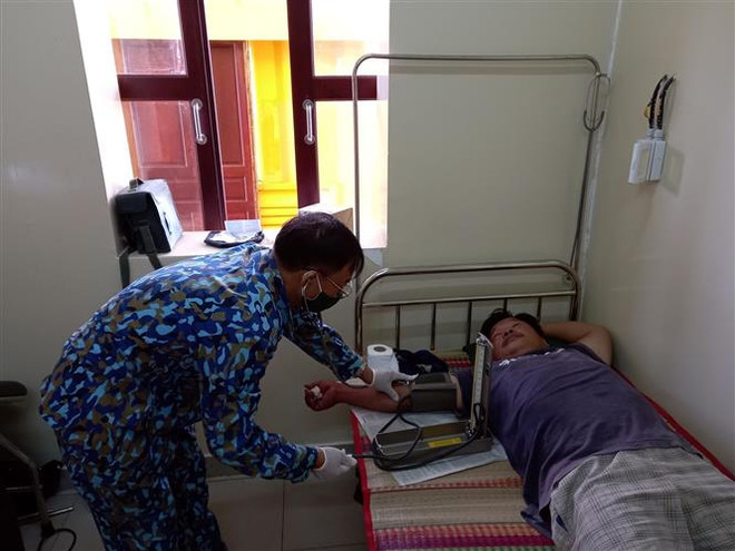 Cấp cứu kịp thời ngư dân bị tăng huyết áp đột ngột trên biển ảnh 1