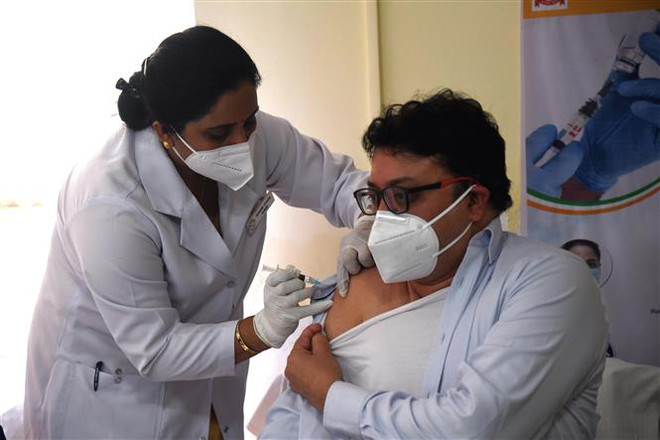 Nhân viên y tế được tiêm vaccine phòng COVID-19 tại New Delhi, Ấn Độ, ngày 16/1/2021. (Nguồn: THX/TTXVN) Nhiều bang của Ấn Độ không thể mở rộng tiêm vaccine trong giai đoạn 3 ảnh 1