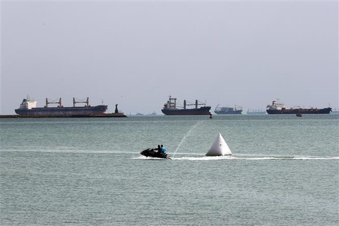 Vụ tàu mắc kẹt ở kênh đào Suez: Hàng trăm tàu lưu thông trở lại ảnh 1
