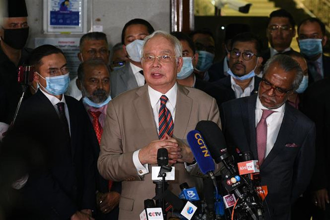 Cựu Thủ tướng Malaysia Najib Razak (giữa) phát biểu với báo giới sau phiên tòa ở Kuala Lumpur ngày 28/7/2020. (Nguồn: AFP/TTXVN) Cựu Thủ tướng Malaysia kháng cáo bản án liên quan tới Quỹ đầu tư 1MDB ảnh 1
