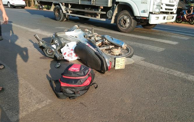 Xe máy qua đường gây tai nạn liên hoàn, ba người thương vong ảnh 1