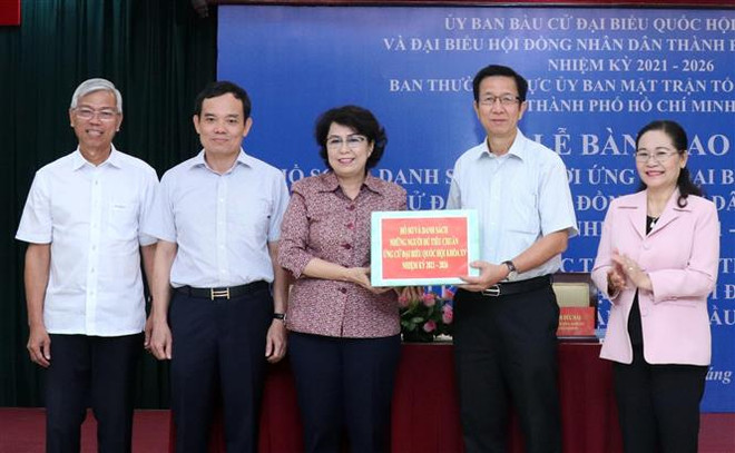 TP.HCM bàn giao hồ sơ, danh sách người ứng cử đại biểu Quốc hội, HĐND ảnh 1
