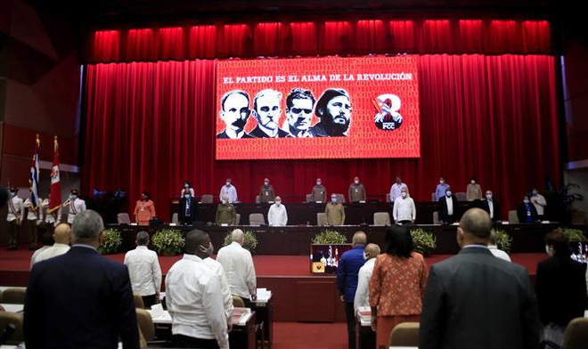 Bộ Chính trị khóa VII của Đảng Cộng sản Cuba trên Đoàn Chủ tịch Đại hội tại phiên khai mạc Đại hội lần thứ VIII Đảng Cộng sản Cuba. (Nguồn: ACN/TTXVN phát) Ban lãnh đạo khóa mới của Cuba và những thách thức phía trước ảnh 2