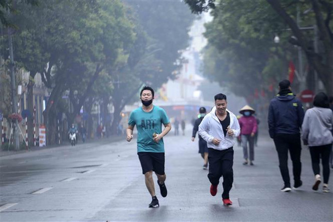 Miền Bắc ngày nắng, nhiệt độ tăng nhanh, miền Nam mưa dông về chiều ảnh 1