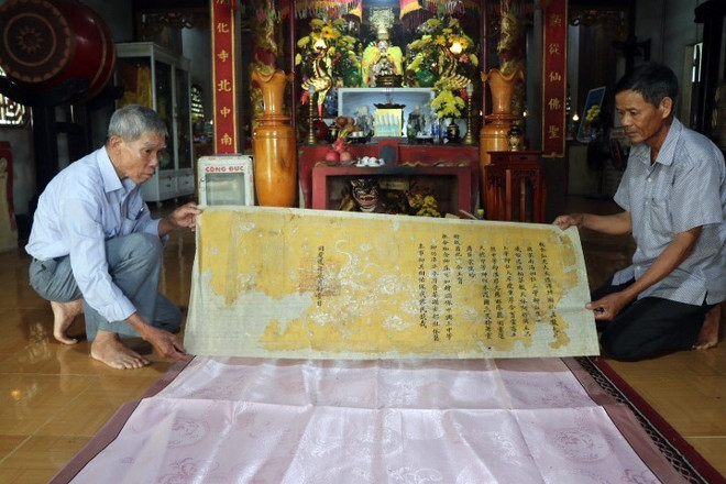 Các sắc phong tại điện thờ Thánh mẫu Thiên Y A Na (phường Hương An, thị xã Hương Trà) được phục chế trên giấy dó. (Ảnh: Đỗ Trưởng/TTXVN) Gìn giữ các đạo sắc phong - 'báu vật' thiêng liêng của làng quê xứ Huế ảnh 3
