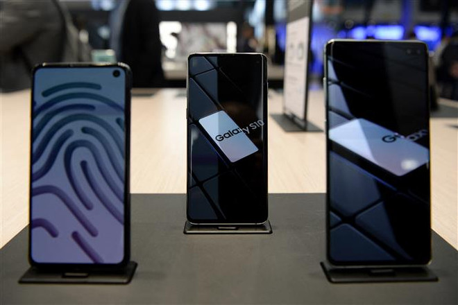 Các mẫu điện thoại thông minh của Samsung được trưng bày tại Triển lãm Thế giới di động ở Barcelona, Tây Ban Nha. (Nguồn: AFP/TTXVN) Samsung duy trì vị trí dẫn đầu trên thị trường smartphone trong quý 1 ảnh 1