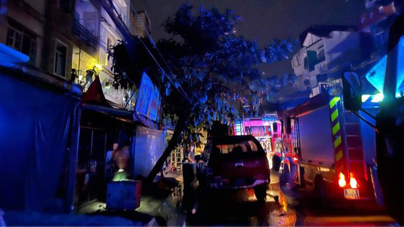 Chập ổ cắm điện gây hỏa hoạn, 4 người mắc kẹt trong nhà ảnh 1