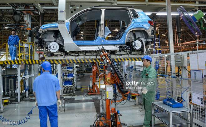 Bên trong một nhà máy sản xuất ôtô ở Trung Quốc. (Nguồn: Getty Images) Tình trạng thiếu hụt chip cản đà phục hồi của ngành ôtô Trung Quốc ảnh 1