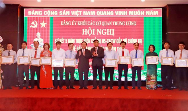 Ông Nguyễn Trọng Nghĩa, Bí thư Trung ương Đảng, Trưởng Ban Tuyên giáo Trung ương trao Bằng khen của Ban Thường vụ Đảng ủy Khối tặng thưởng các tập thể có thành tích xuất sắc. (Ảnh: Tá Chuyên/TTXVN) Coi trọng vai trò nêu gương của người đứng đầu theo chỉ thị 05 ảnh 3