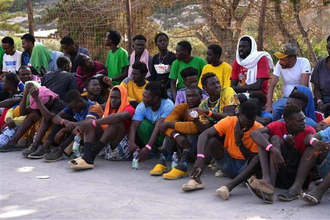 Người di cư tại đảo Lampedusa, Italy ngày 16/9/2023. (Ảnh: AFP/TTXVN) Khủng hoảng người di cư: Italy kêu gọi EU chia sẻ trách nhiệm ảnh 2